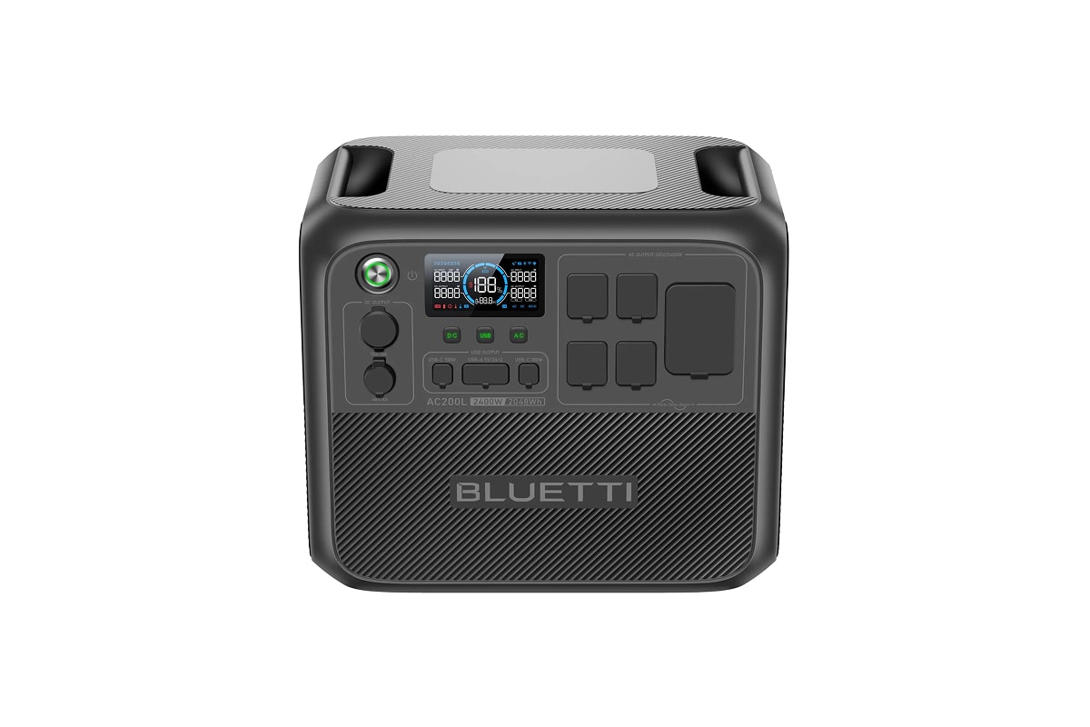 Bluetti AC200L LCD display showing power consumption and battery status